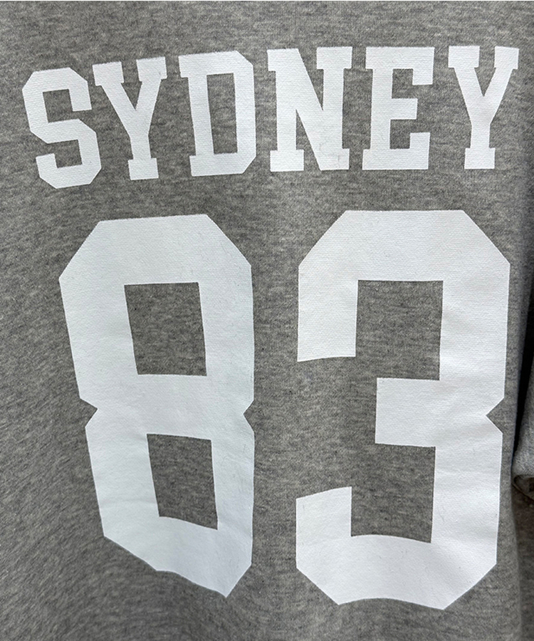 ナンバーレタリングオフショルダートレーナー