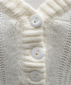 ウェンディボタンVニット