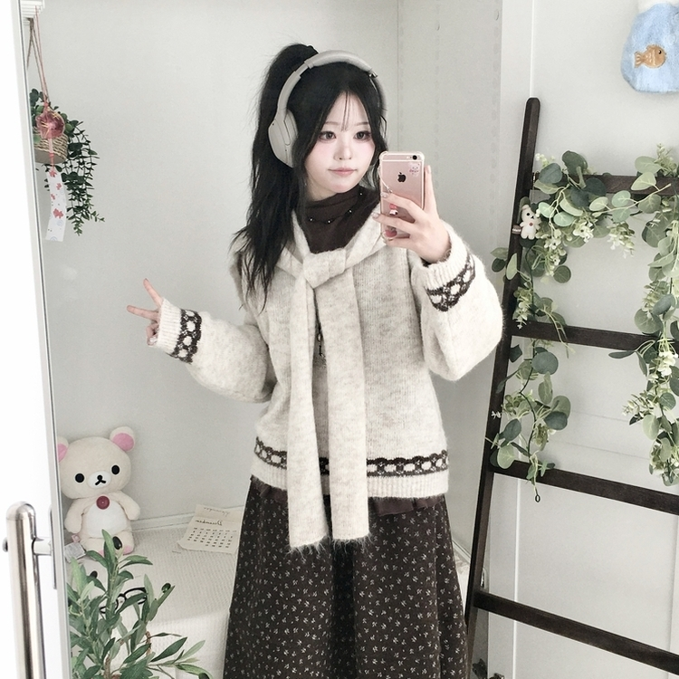 뒷태 포인트 러블리 도톰 포근 리본 브이넥 니트