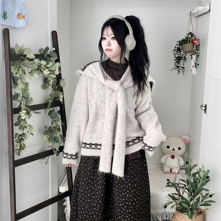 뒷태 포인트 러블리 도톰 포근 리본 브이넥 니트