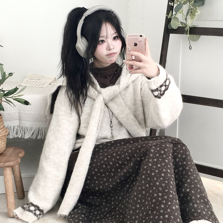 뒷태 포인트 러블리 도톰 포근 리본 브이넥 니트