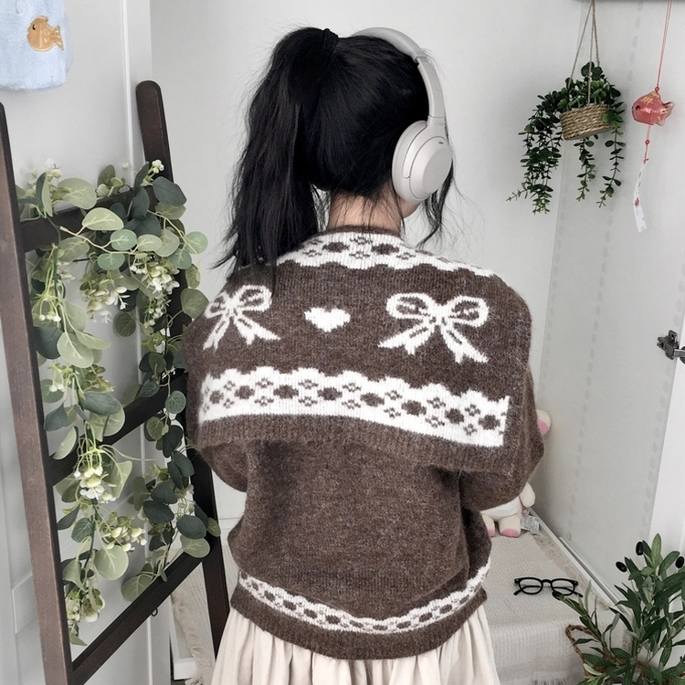 뒷태 포인트 러블리 도톰 포근 리본 브이넥 니트