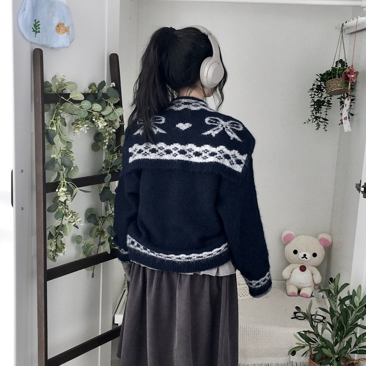 뒷태 포인트 러블리 도톰 포근 리본 브이넥 니트