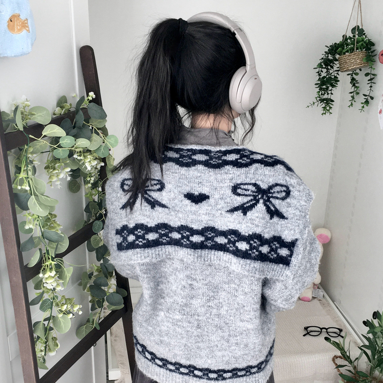 뒷태 포인트 러블리 도톰 포근 리본 브이넥 니트