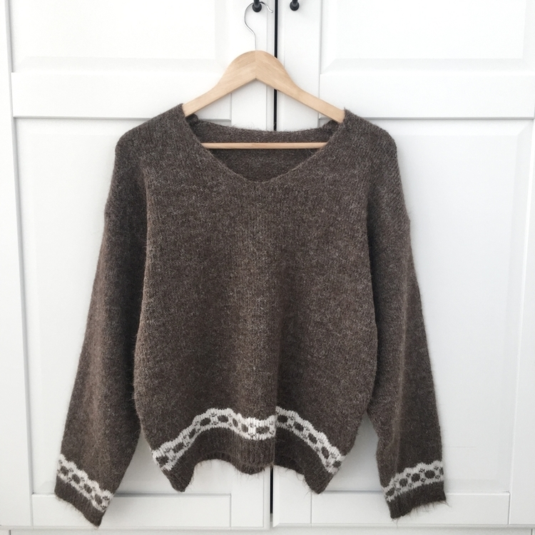 뒷태 포인트 러블리 도톰 포근 리본 브이넥 니트