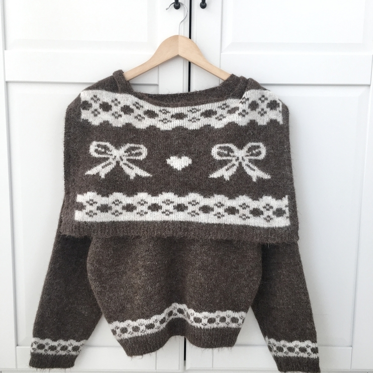 뒷태 포인트 러블리 도톰 포근 리본 브이넥 니트