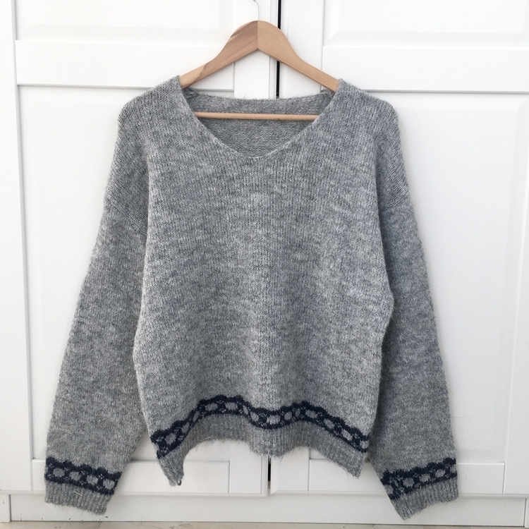 뒷태 포인트 러블리 도톰 포근 리본 브이넥 니트