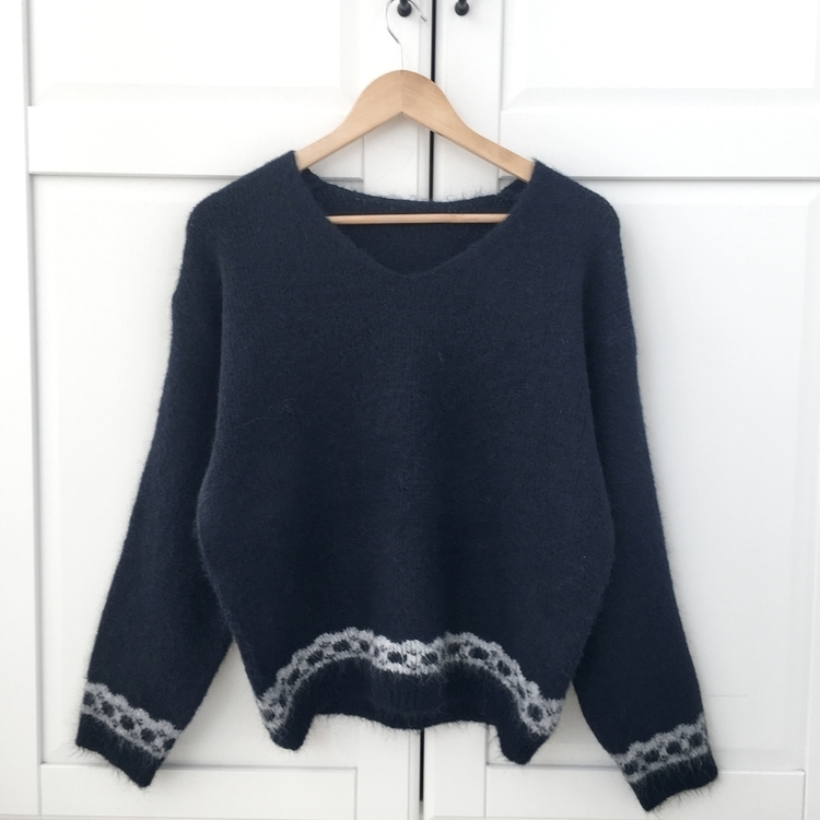 뒷태 포인트 러블리 도톰 포근 리본 브이넥 니트