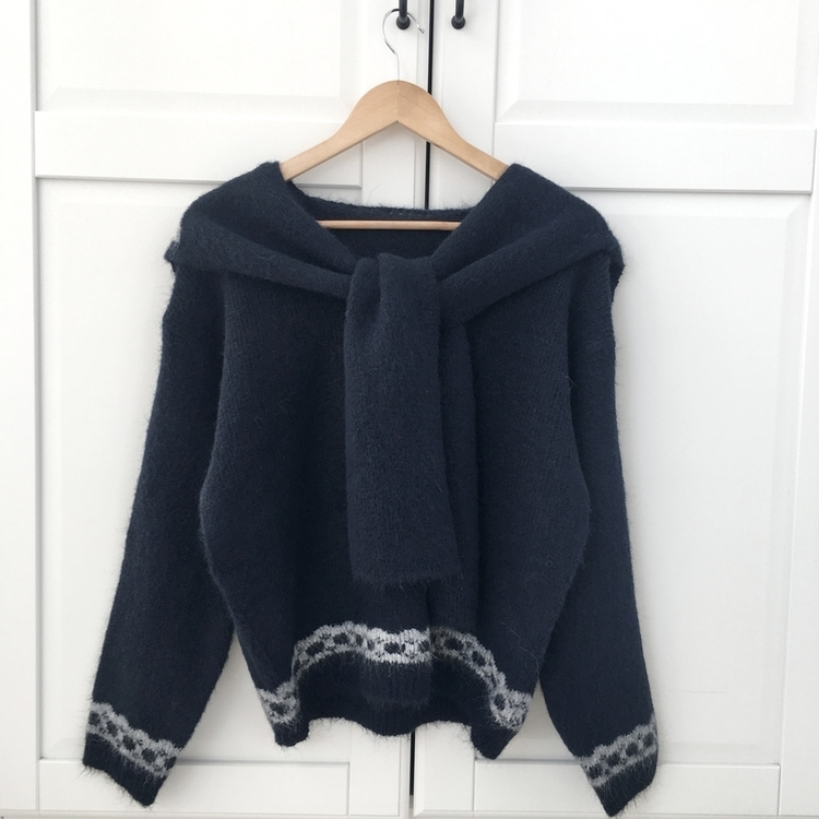 뒷태 포인트 러블리 도톰 포근 리본 브이넥 니트