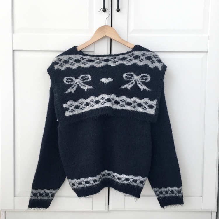 뒷태 포인트 러블리 도톰 포근 리본 브이넥 니트