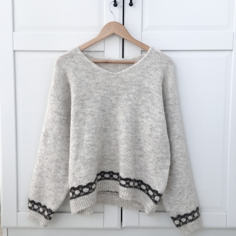 뒷태 포인트 러블리 도톰 포근 리본 브이넥 니트