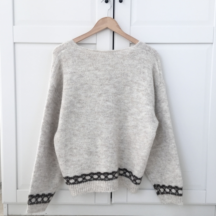 뒷태 포인트 러블리 도톰 포근 리본 브이넥 니트