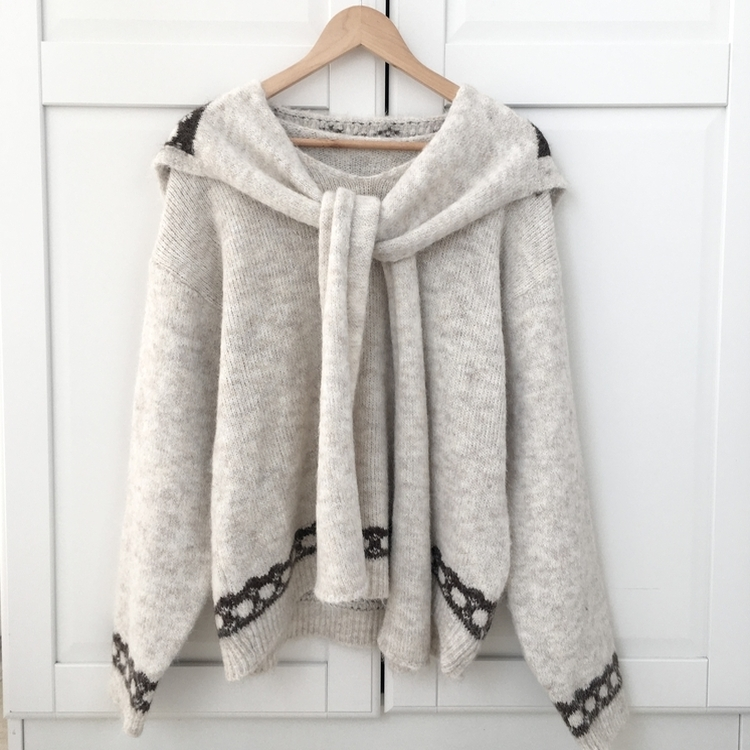 뒷태 포인트 러블리 도톰 포근 리본 브이넥 니트