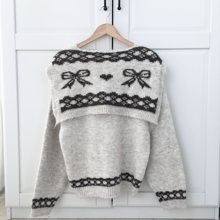 뒷태 포인트 러블리 도톰 포근 리본 브이넥 니트