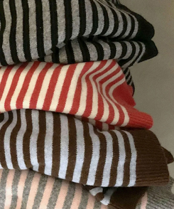 홀리 헨리넥 버튼 스트라이프 긴팔 울니트