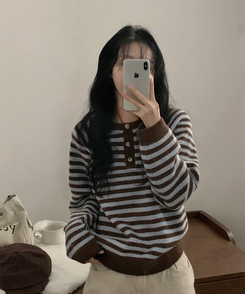홀리 헨리넥 버튼 스트라이프 긴팔 울니트 소라