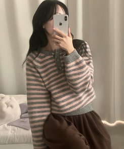 홀리 헨리넥 버튼 스트라이프 긴팔 울니트 핑크