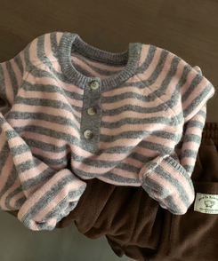 홀리 헨리넥 버튼 스트라이프 긴팔 울니트