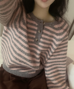 홀리 헨리넥 버튼 스트라이프 긴팔 울니트 핑크