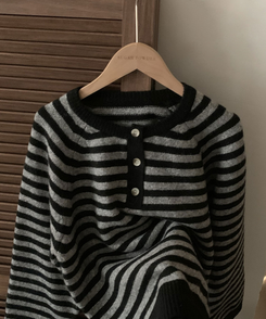 홀리 헨리넥 버튼 스트라이프 긴팔 울니트