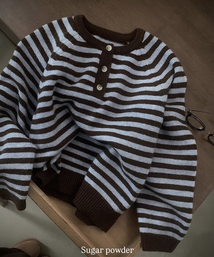 홀리 헨리넥 버튼 스트라이프 긴팔 울니트