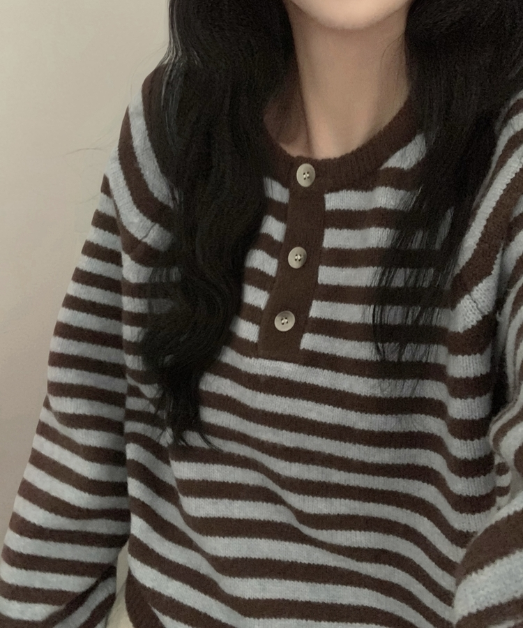 홀리 헨리넥 버튼 스트라이프 긴팔 울니트 소라