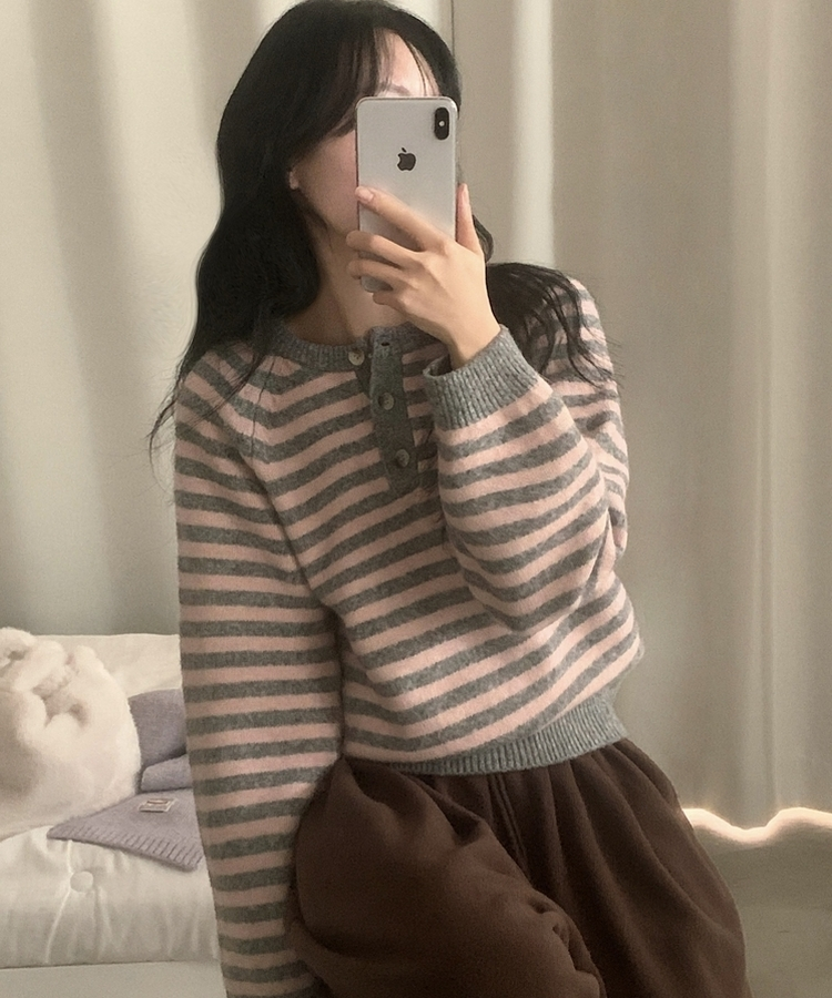 홀리 헨리넥 버튼 스트라이프 긴팔 울니트 핑크