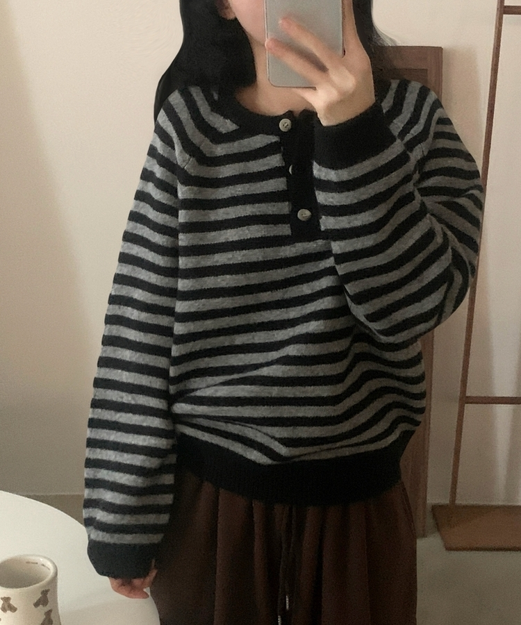 홀리 헨리넥 버튼 스트라이프 긴팔 울니트 블랙