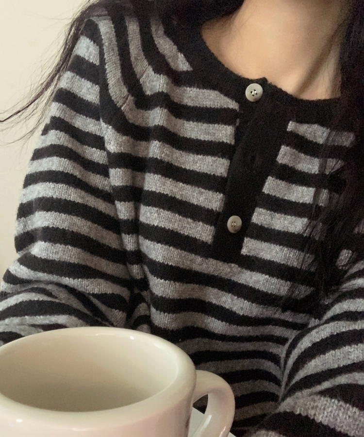 홀리 헨리넥 버튼 스트라이프 긴팔 울니트 블랙