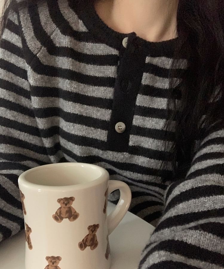 홀리 헨리넥 버튼 스트라이프 긴팔 울니트 블랙