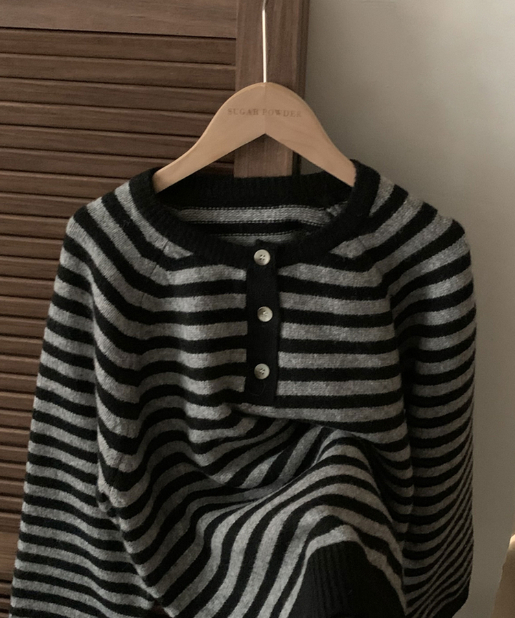 홀리 헨리넥 버튼 스트라이프 긴팔 울니트