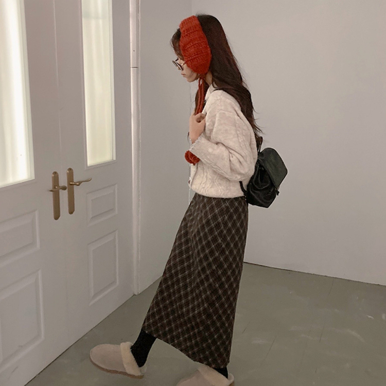 레드벨벳 하트 버튼 배색 앙고라 카라 꽈배기 가디건 아이보리