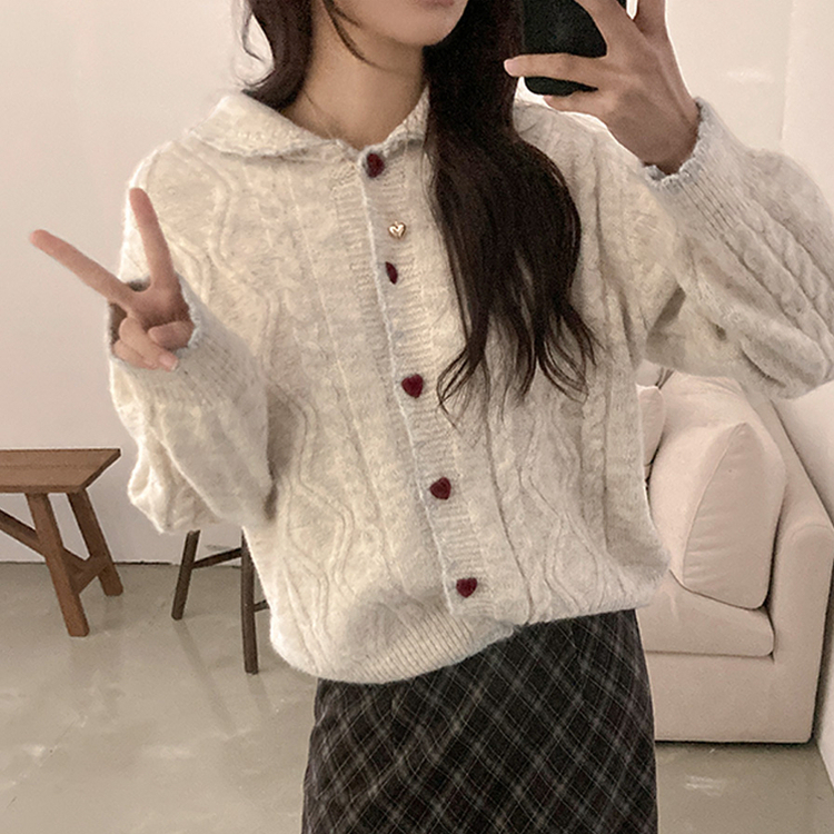 레드벨벳 하트 버튼 배색 앙고라 카라 꽈배기 가디건 아이보리