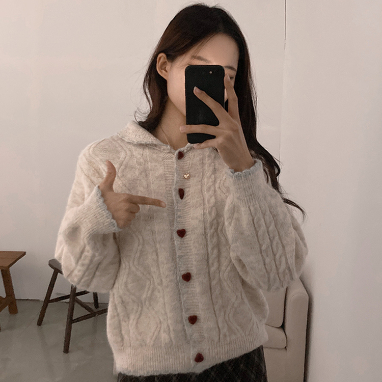 레드벨벳 하트 버튼 배색 앙고라 카라 꽈배기 가디건 아이보리