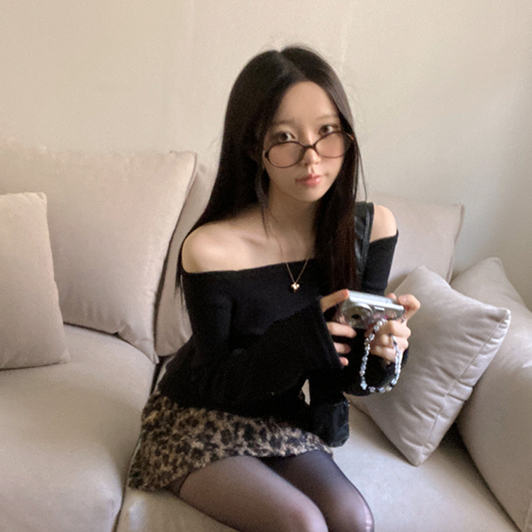 수아 포근 오프숄더 기모 티셔츠 블랙