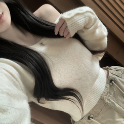 뽀송따뜻 연말룩 보트넥 원 오프숄더 소매 버튼 아방핏 크롭 워머니트 연베이지