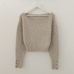 뽀송따뜻 연말룩 보트넥 원 오프숄더 소매 버튼 아방핏 크롭 워머니트