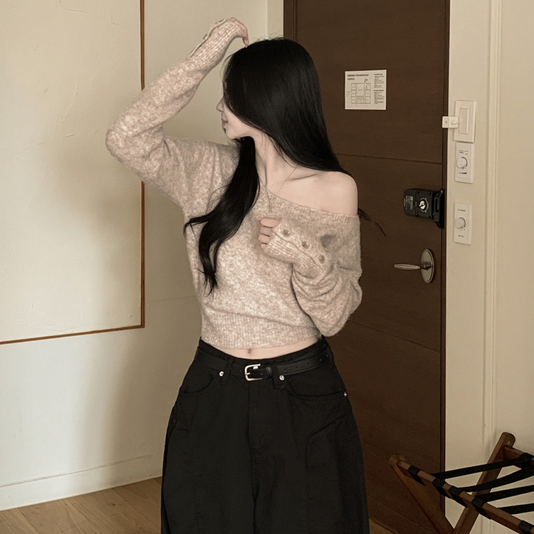 뽀송따뜻 연말룩 보트넥 원 오프숄더 소매 버튼 아방핏 크롭 워머니트 연밤