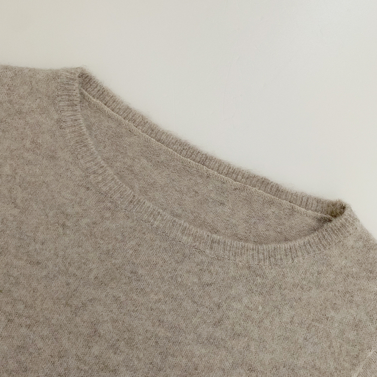 ワンオフボタン袖ウォーマーニット