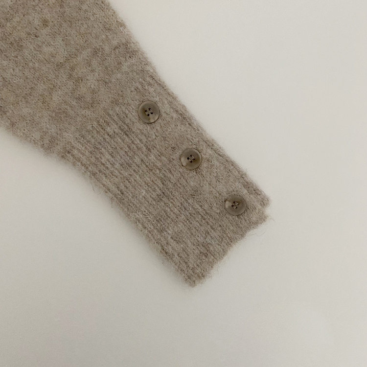 ワンオフボタン袖ウォーマーニット
