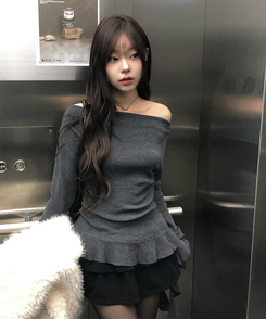 オフショルダーアンバランスシャーリングフリルニット CHARCOAL