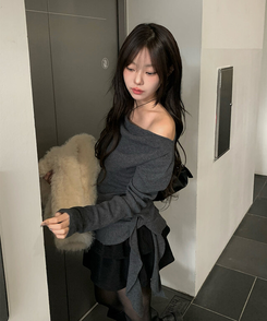 オフショルダーアンバランスシャーリングフリルニット CHARCOAL