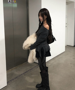 オフショルダーアンバランスシャーリングフリルニット CHARCOAL