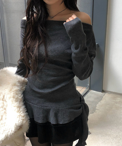 オフショルダーアンバランスシャーリングフリルニット CHARCOAL