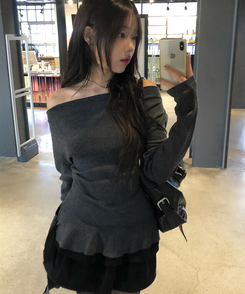 オフショルダーアンバランスシャーリングフリルニット CHARCOAL