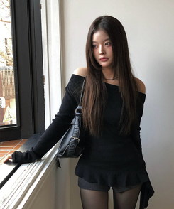 オフショルダーアンバランスシャーリングフリルニット BLACK