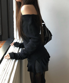オフショルダーアンバランスシャーリングフリルニット BLACK