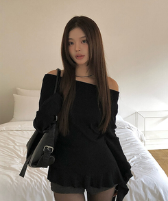 オフショルダーアンバランスシャーリングフリルニット BLACK
