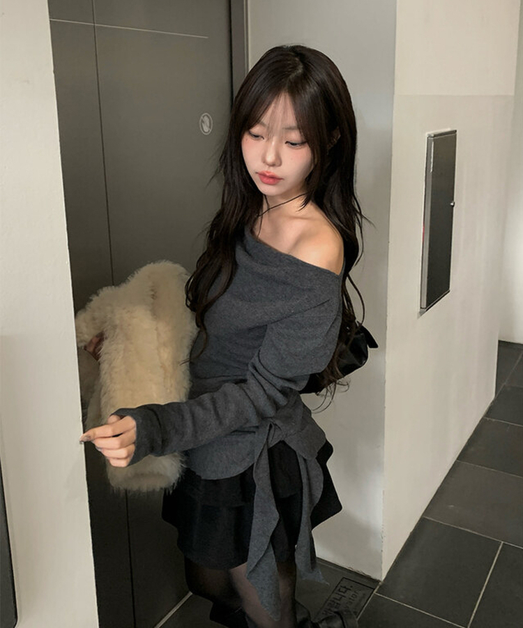 オフショルダーアンバランスシャーリングフリルニット CHARCOAL