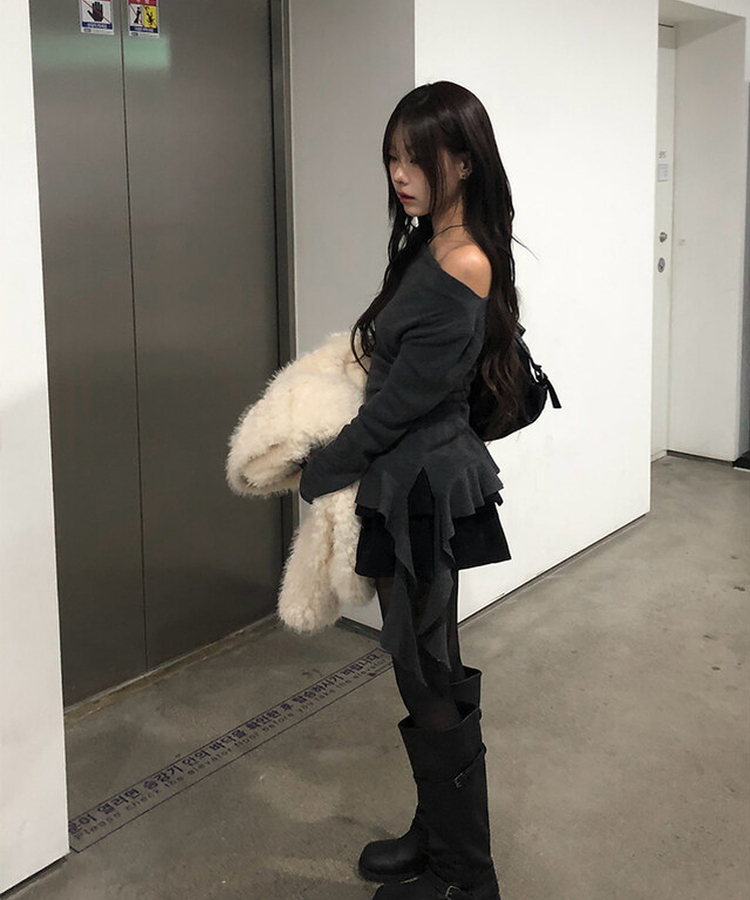 オフショルダーアンバランスシャーリングフリルニット CHARCOAL